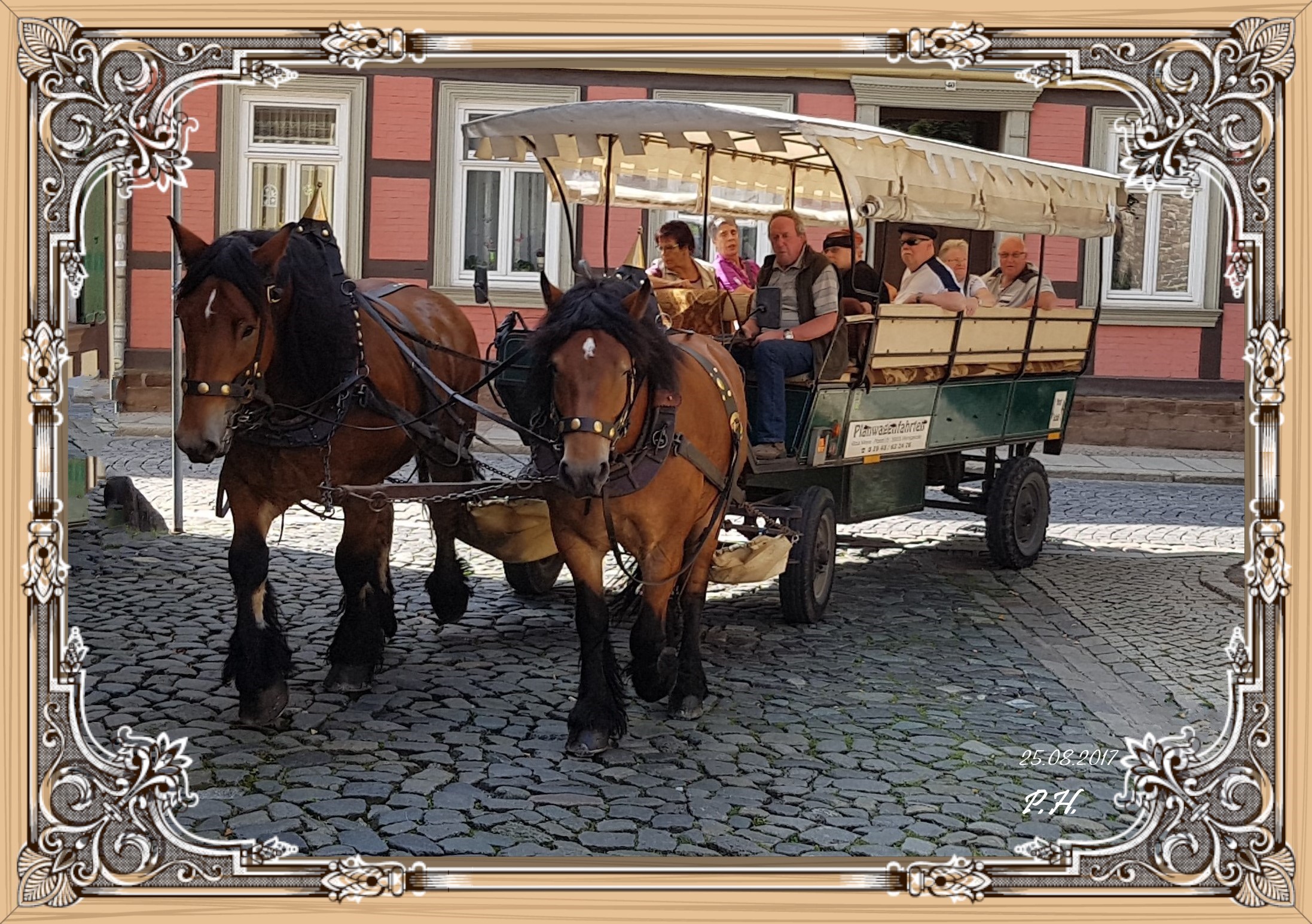 Einer der beiden Planwagen bei der Stadtrundfahrt